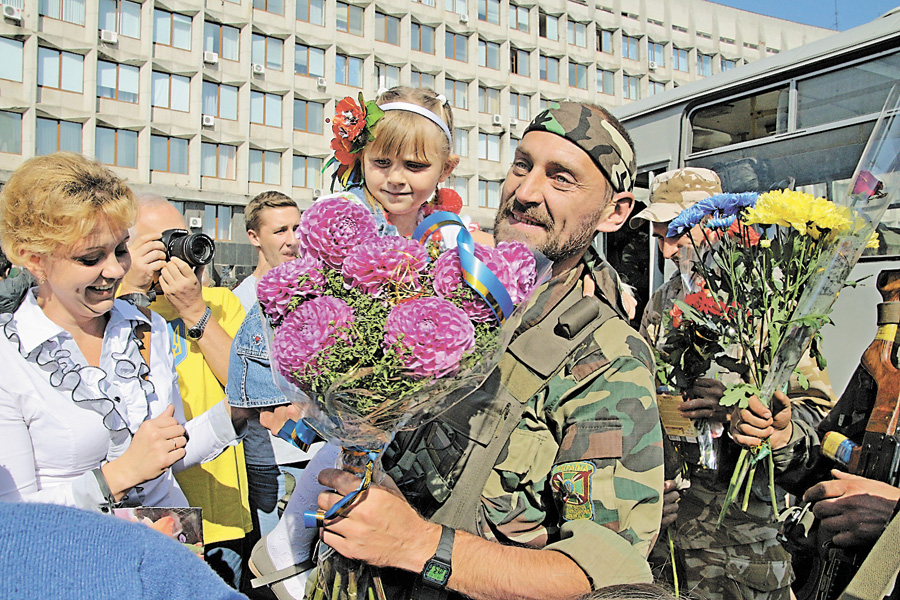 Як добре біля тата! Фото Володимира КОВАЛЕНКА